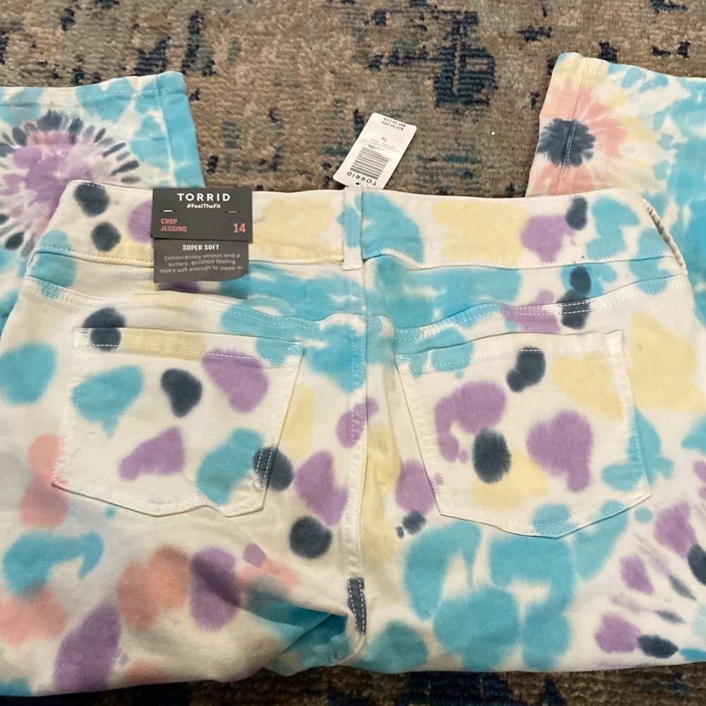 NWT Torrid Women's Tie-Dye Crop Jeans in Pastel Blue and Pink - Picture 9 of 9
